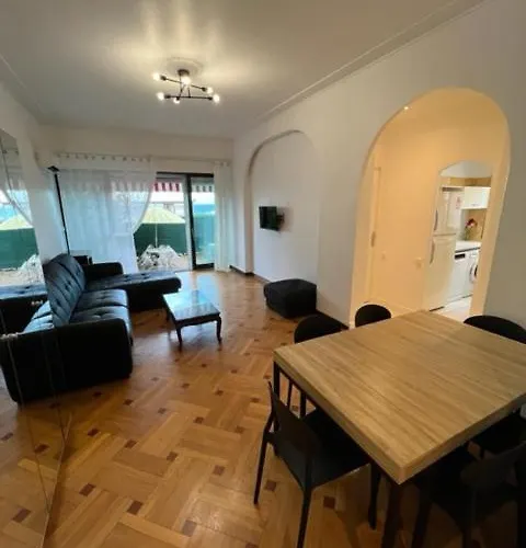 Jardin Sur La Promenade Des *